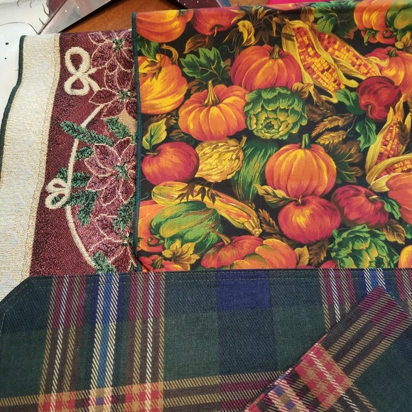Collection of holiday linens and wall hangings - Picture 3 of 7